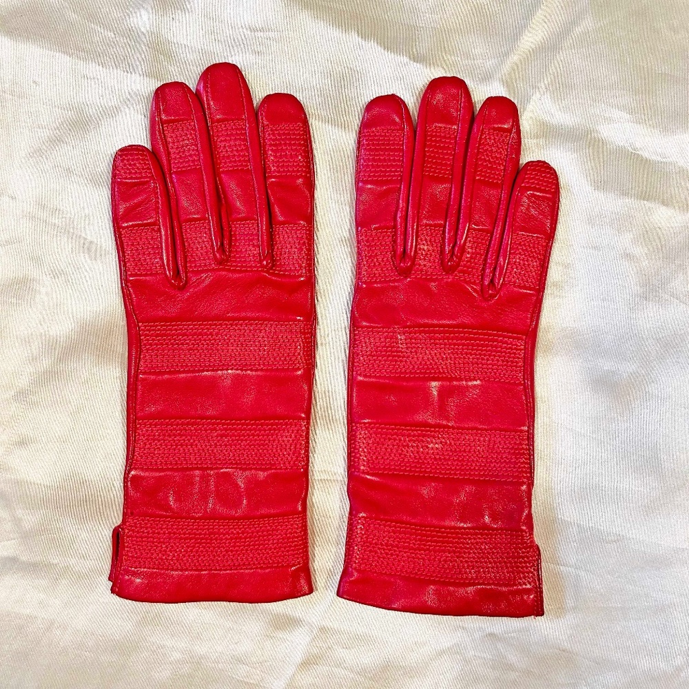 CALFSKIN GLOVES, RED WITH TEXTURED PANELS, SIZE 7, LINED, BY RIKA, TAGS ON, NEVE
